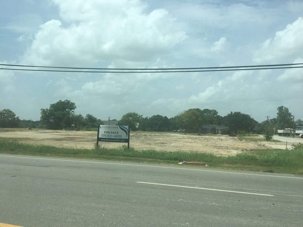 For Lease | Retail Center | ± 10,220 SF Available: 2308 E STATE HIGHWAY 21, Bryan, TX 77803
